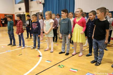 Otroci Osnovne šole Marije Vere Mi smo svet, mi smo otroci (30)